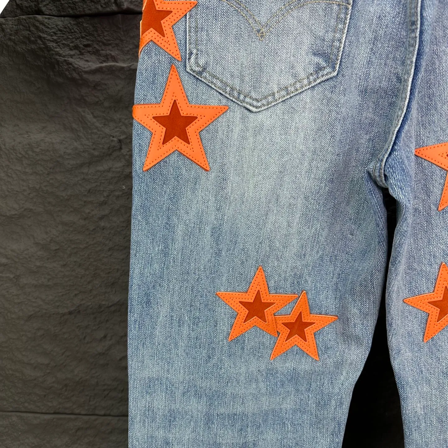 P290 GALLERY DEPT. Co-branded 2025 new limited edition orange star patchwork couple style washed loose jeans 🔥High version🔥High version🔥 Top ceiling quality Styles with different washed textures are very friendly to people with thin legs and thick legs. The straight and loose version is very flattering to the leg shape. Moderate length that never goes out of style, easy and casual to match, basic styling for various styles, a must-have in the wardrobe! The fabric is stiff but also makes the upper body soft without losing texture. The washing process is even more perfect. It is a must-have item for everyone! ! ! Washed wheat, hang tag, pants label, three complete labels, color: blue, size: 28, 30, 32, 34, 36 (five sizes)